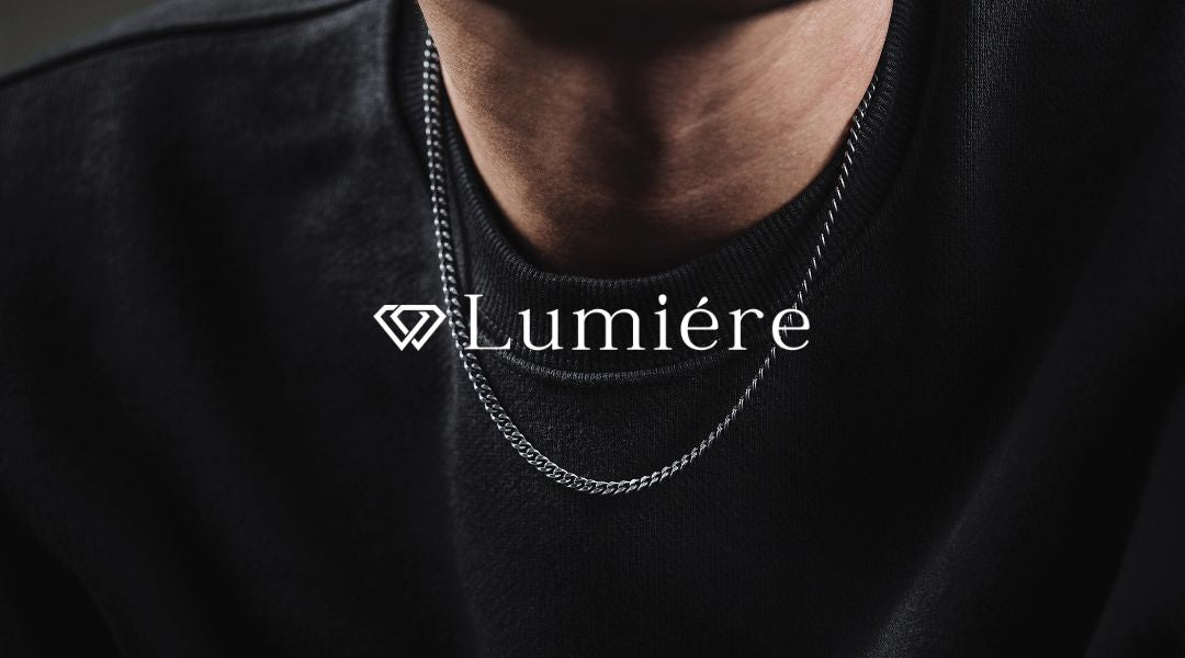 תמונת קלוז אפ לדוגמן עם שרשרת Lumiére Jewelry - תכשיטי איכות לגבר